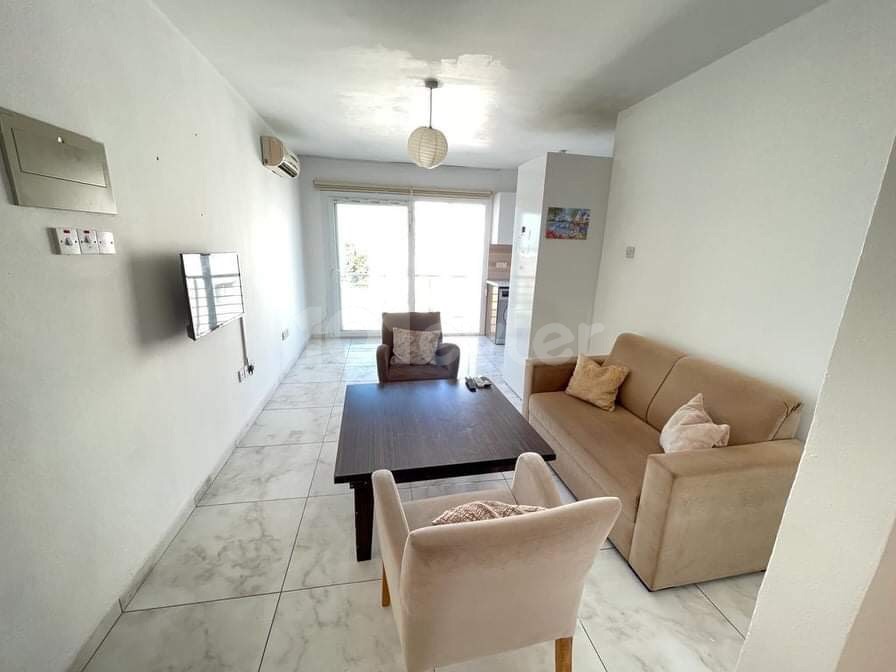 2+1 VOLL MÖBLIERTE PENTHOUSE-WOHNUNG ZUR MIETE MIT SEHR GROßER TERRASSE IN DER NÄHE VON KYRENIA ZENTRUM ** 