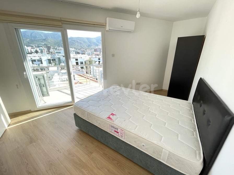 2+1 VOLL MÖBLIERTE PENTHOUSE-WOHNUNG ZUR MIETE MIT SEHR GROßER TERRASSE IN DER NÄHE VON KYRENIA ZENTRUM ** 