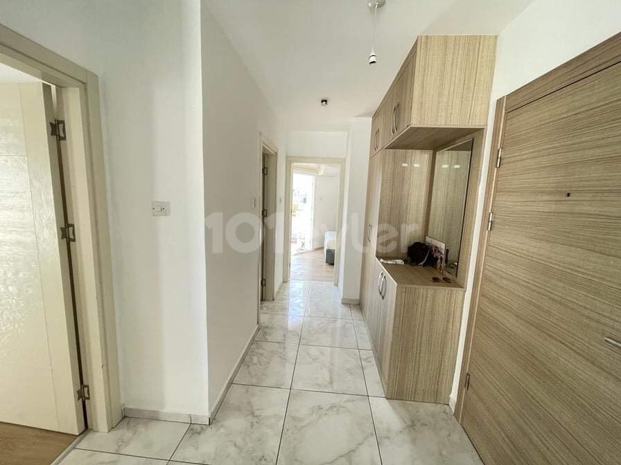 2+1 VOLL MÖBLIERTE PENTHOUSE-WOHNUNG ZUR MIETE MIT SEHR GROßER TERRASSE IN DER NÄHE VON KYRENIA ZENTRUM ** 