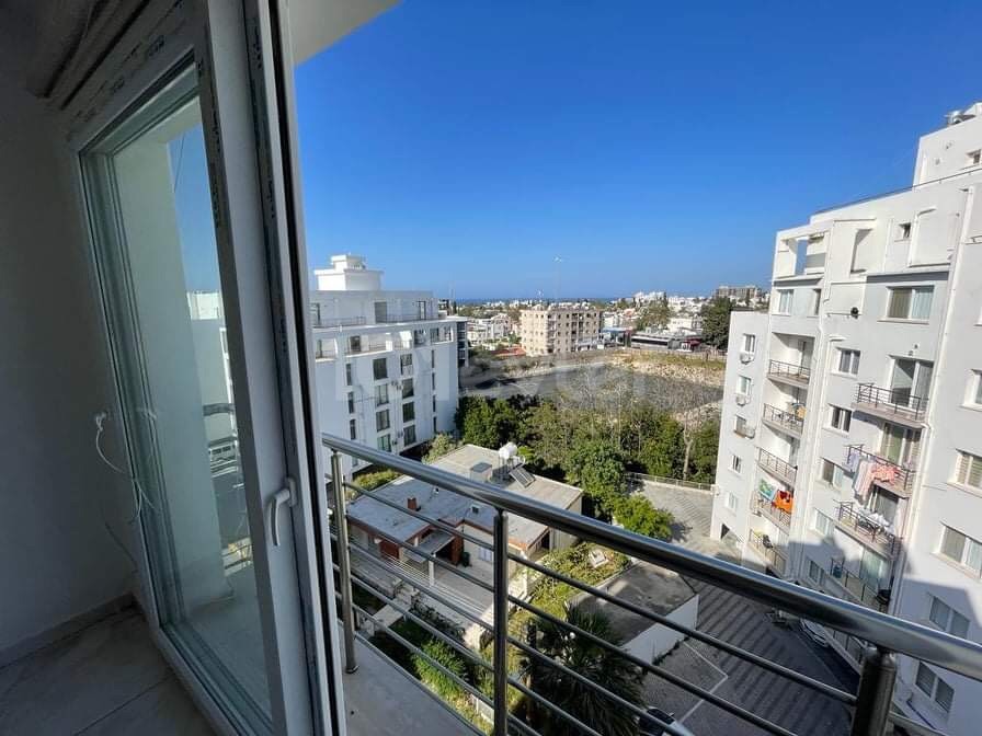 2+1 VOLL MÖBLIERTE PENTHOUSE-WOHNUNG ZUR MIETE MIT SEHR GROßER TERRASSE IN DER NÄHE VON KYRENIA ZENTRUM ** 