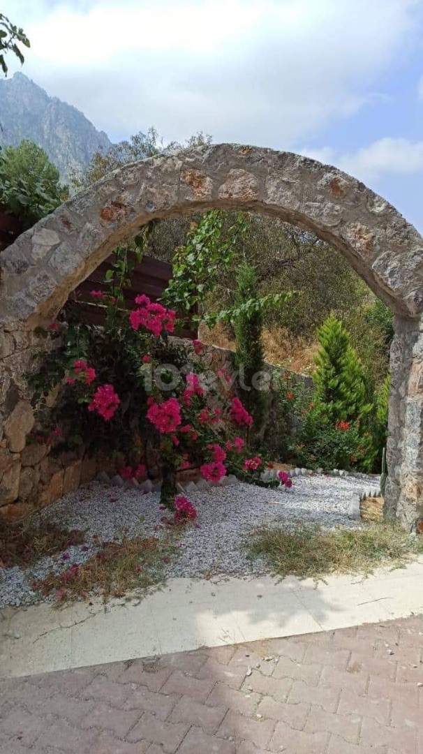 VOLL MÖBLIERTE 3 + 1 DOPPEL LLOGARA DELUXE VILLA MIT GARTEN MIT PRIVATEM POOL IN KYRENIA EDREMIT MIT HERRLICHEM BLICK AUF DIE NATUR ** 