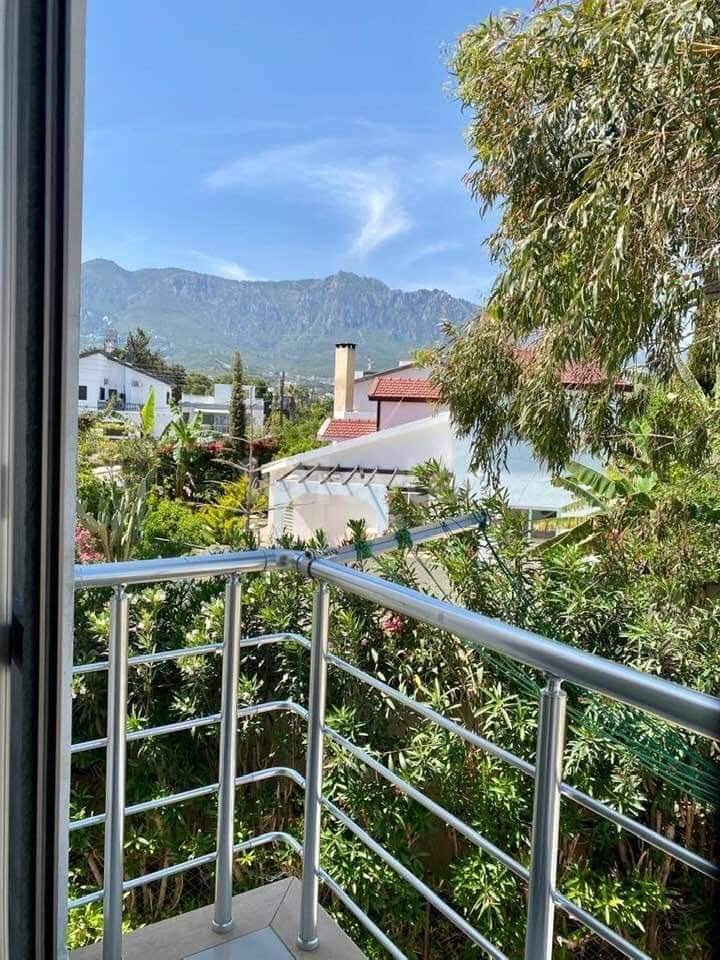 VOLL MÖBLIERTE 2 + 1 GEPFLEGTE WOHNUNG IN KYRENIA KARAOGLANOGLU MIT HERRLICHER AUSSICHT MIT PRIVATER TERRASSE IN DER NÄHE DES MEERES ** 