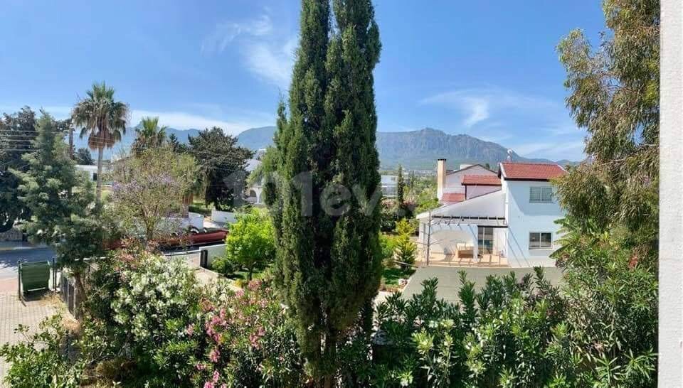 VOLL MÖBLIERTE 2 + 1 GEPFLEGTE WOHNUNG IN KYRENIA KARAOGLANOGLU MIT HERRLICHER AUSSICHT MIT PRIVATER TERRASSE IN DER NÄHE DES MEERES ** 