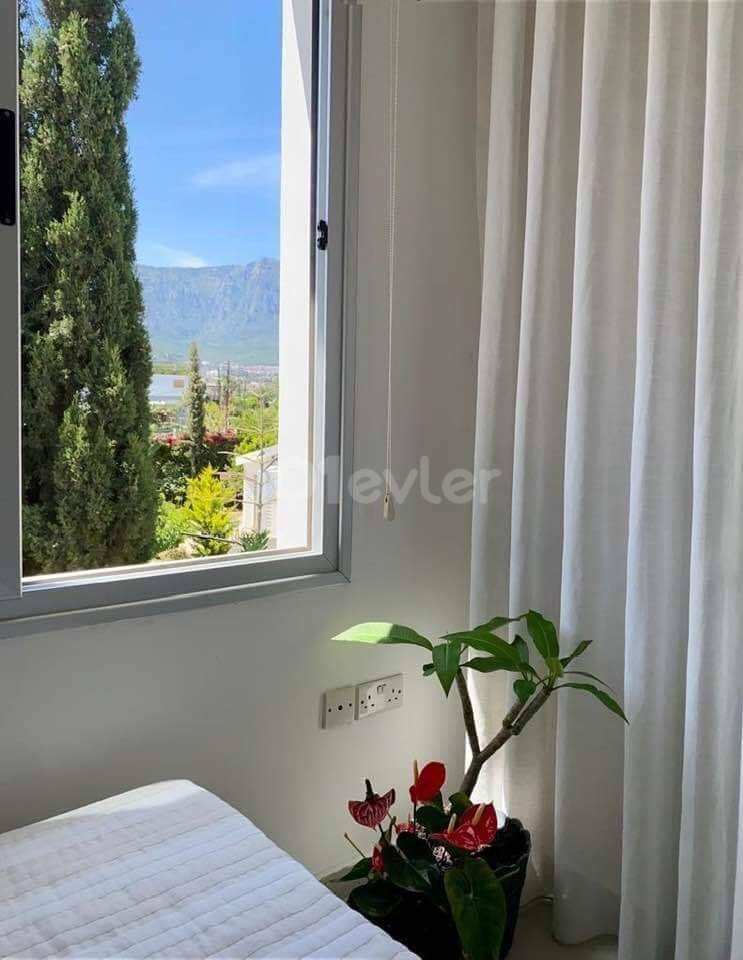 VOLL MÖBLIERTE 2 + 1 GEPFLEGTE WOHNUNG IN KYRENIA KARAOGLANOGLU MIT HERRLICHER AUSSICHT MIT PRIVATER TERRASSE IN DER NÄHE DES MEERES ** 