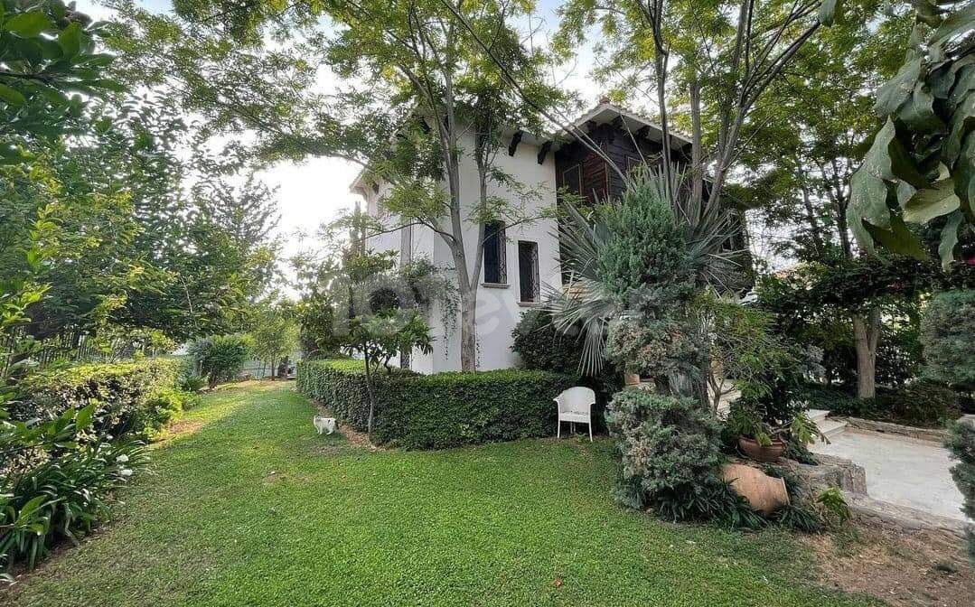 WIR BRINGEN LUXUS IN IHR ZUHAUSE..VOLL MÖBLIERTE 4 + 1 DOPPEL-LLOGARA VILLA MIT VORTEILEN WIE EINEM GEPFLEGTEN GARTEN IN DEN VILLEN BELLAPAIS, DER PERLE VON KYRENIA ** 