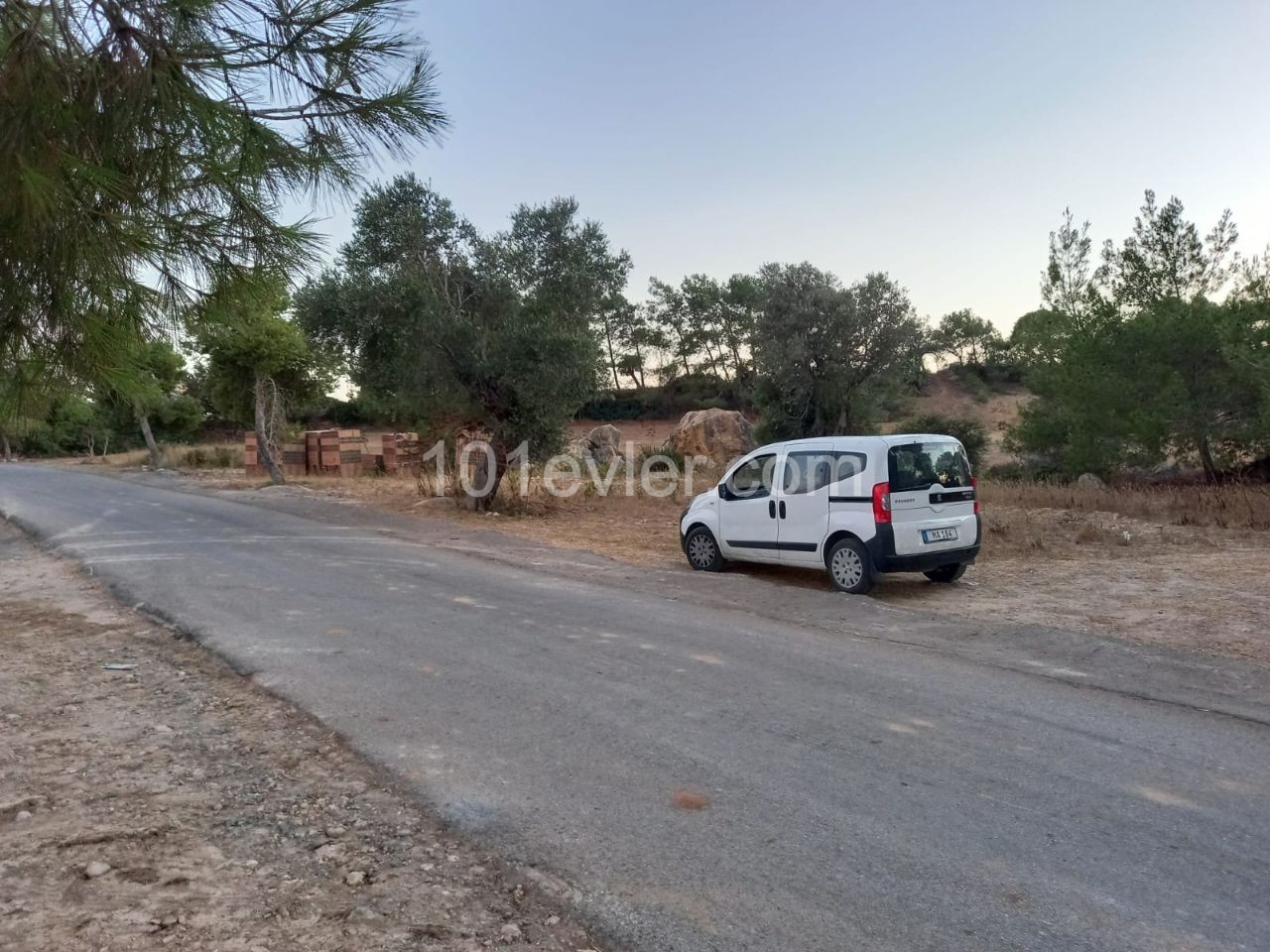 Girne, Tepebaşı'nda, Mavi Köşk Yakınında Satılık 2 Dönüm Arazi!