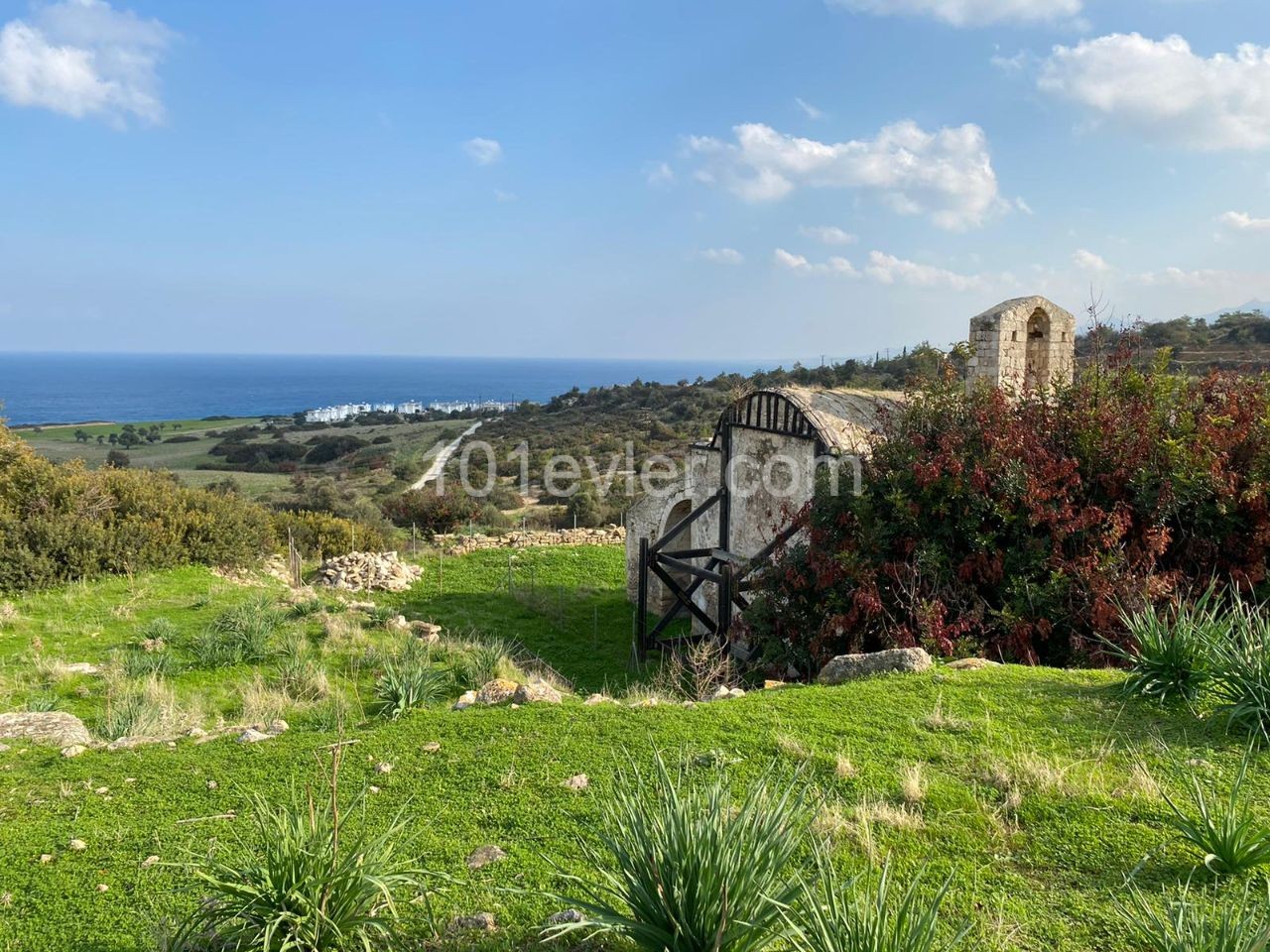 Girne Bahçeli`de Satılık 9 Dönüm 3 Evlek Arazi