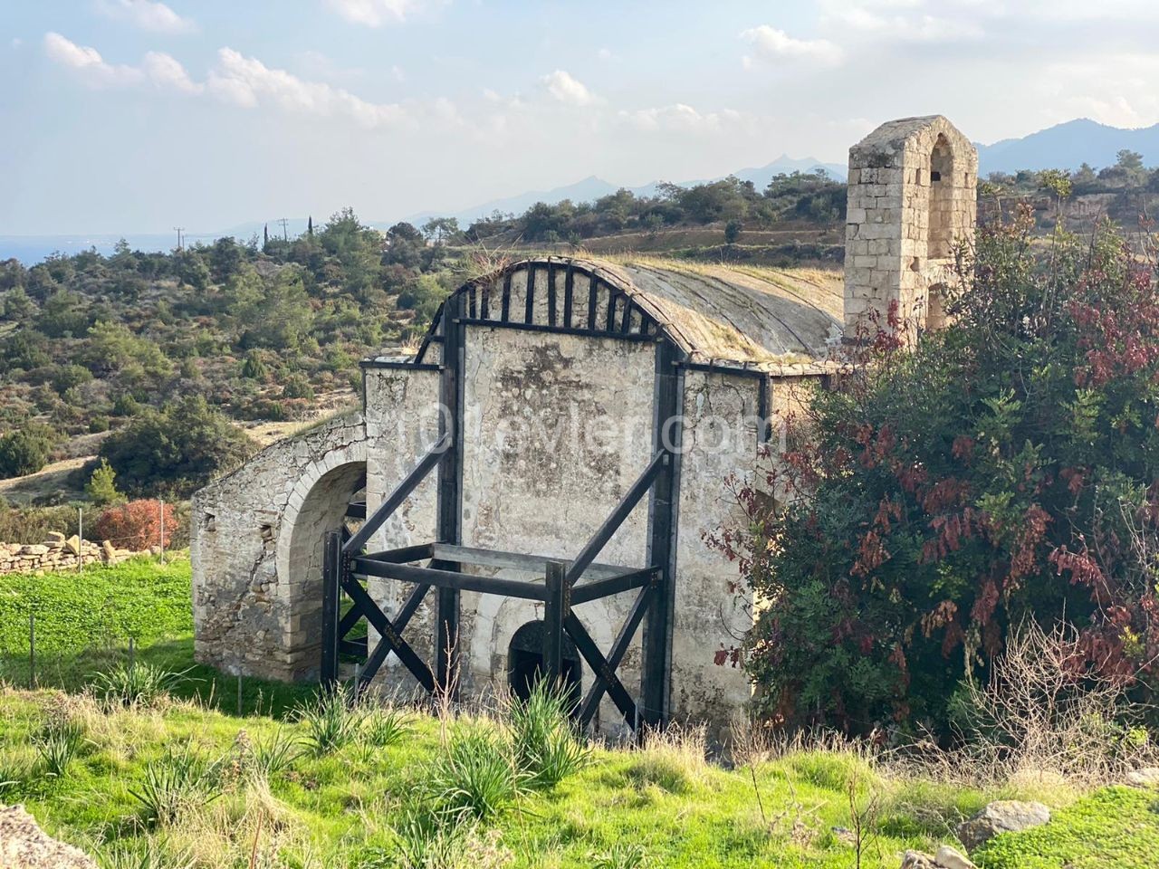 Girne Bahçeli`de Satılık 9 Dönüm 3 Evlek Arazi