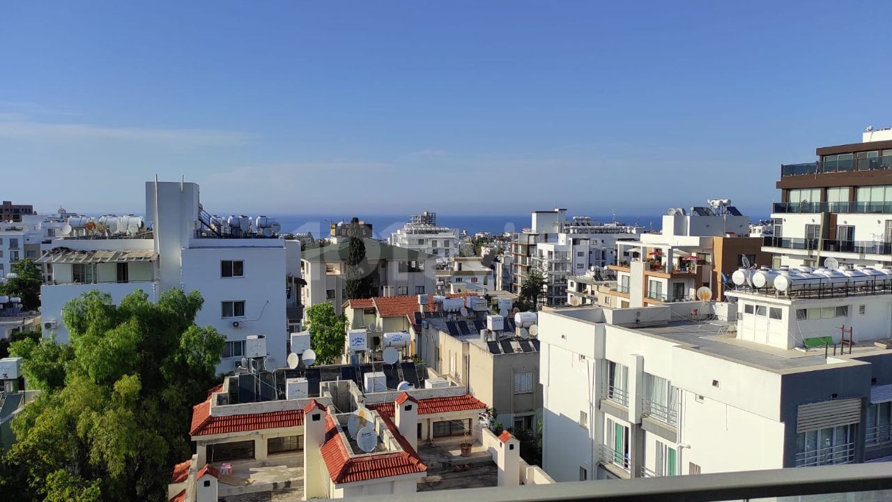 Girne Merkezde, Denizi Gören Full Eşyalı Satılık 3+1 Daire