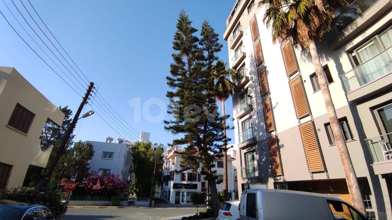 Voll Möblierte 3+1 Wohnung Zum Verkauf Im Zentrum Von Kyrenia, Mit Blick Auf Das Meer ** 