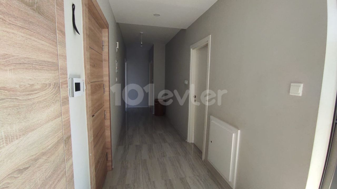 Girne Merkezde, Denizi Gören Full Eşyalı Satılık 3+1 Daire