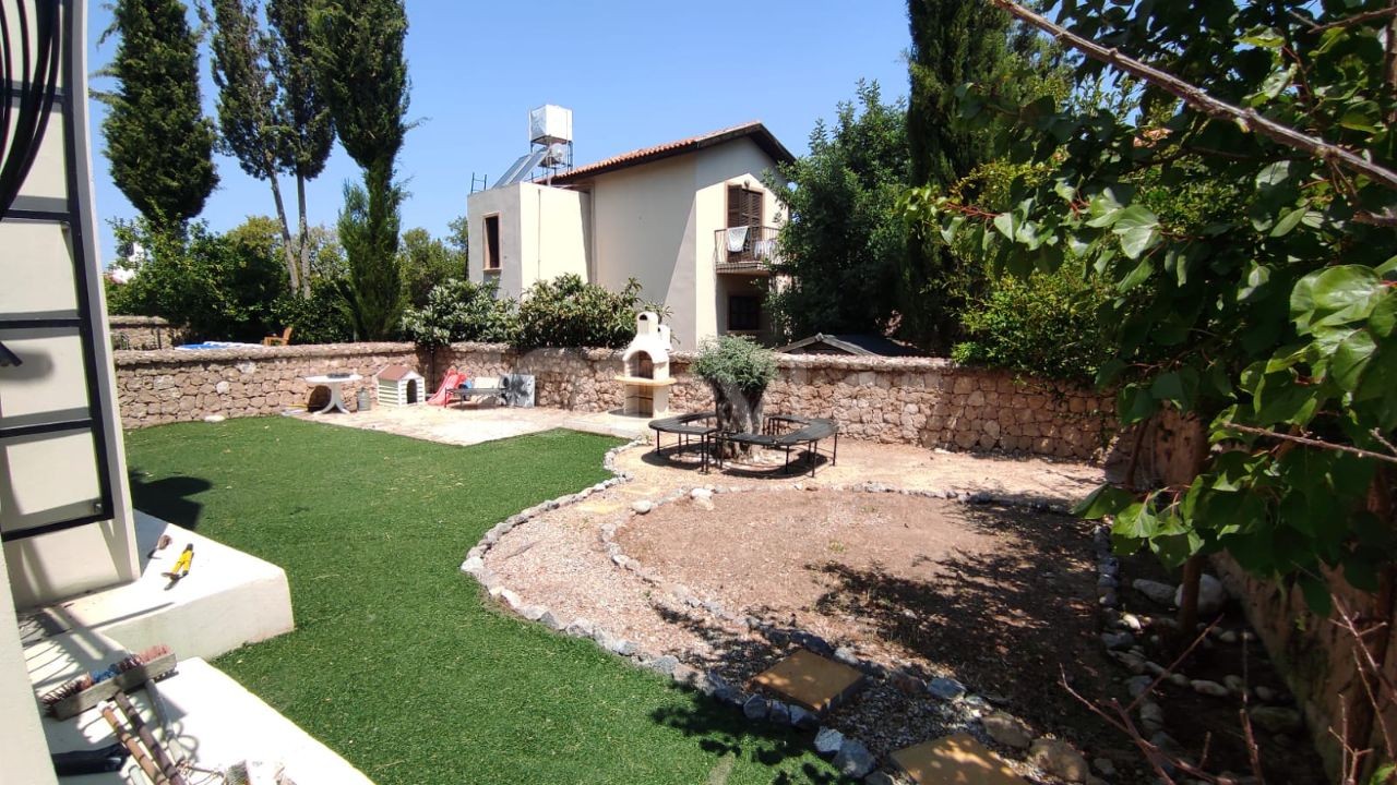 3+1 villa zum Verkauf in anständiger Lage in Kyrenia Chatalköy ** 