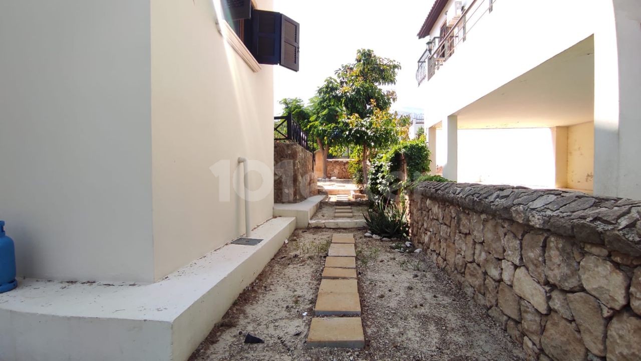 3+1 villa zum Verkauf in anständiger Lage in Kyrenia Chatalköy ** 