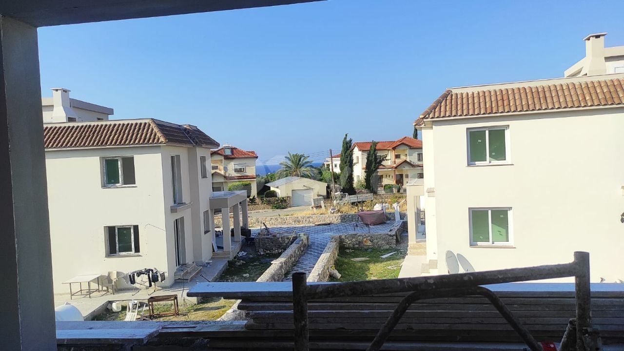 2+1 WOHNUNG ZU VERKAUFEN IN KYRENIA ** 