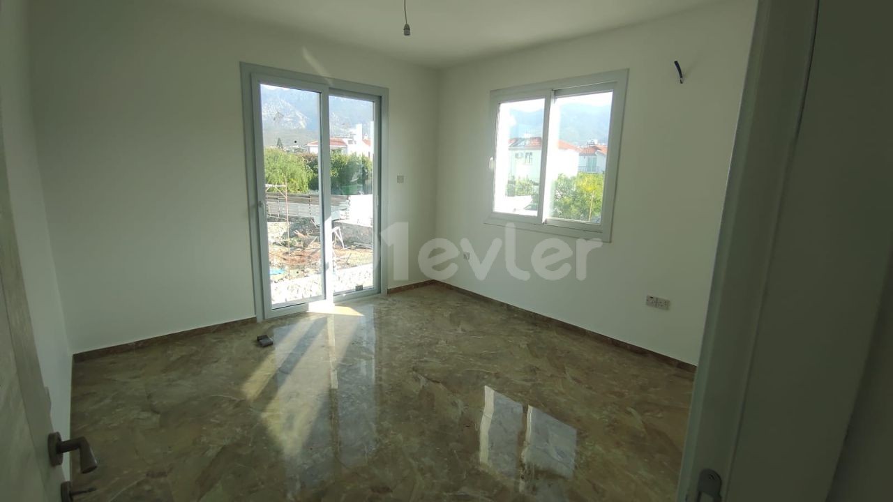 2+1 WOHNUNG ZU VERKAUFEN IN KYRENIA ** 