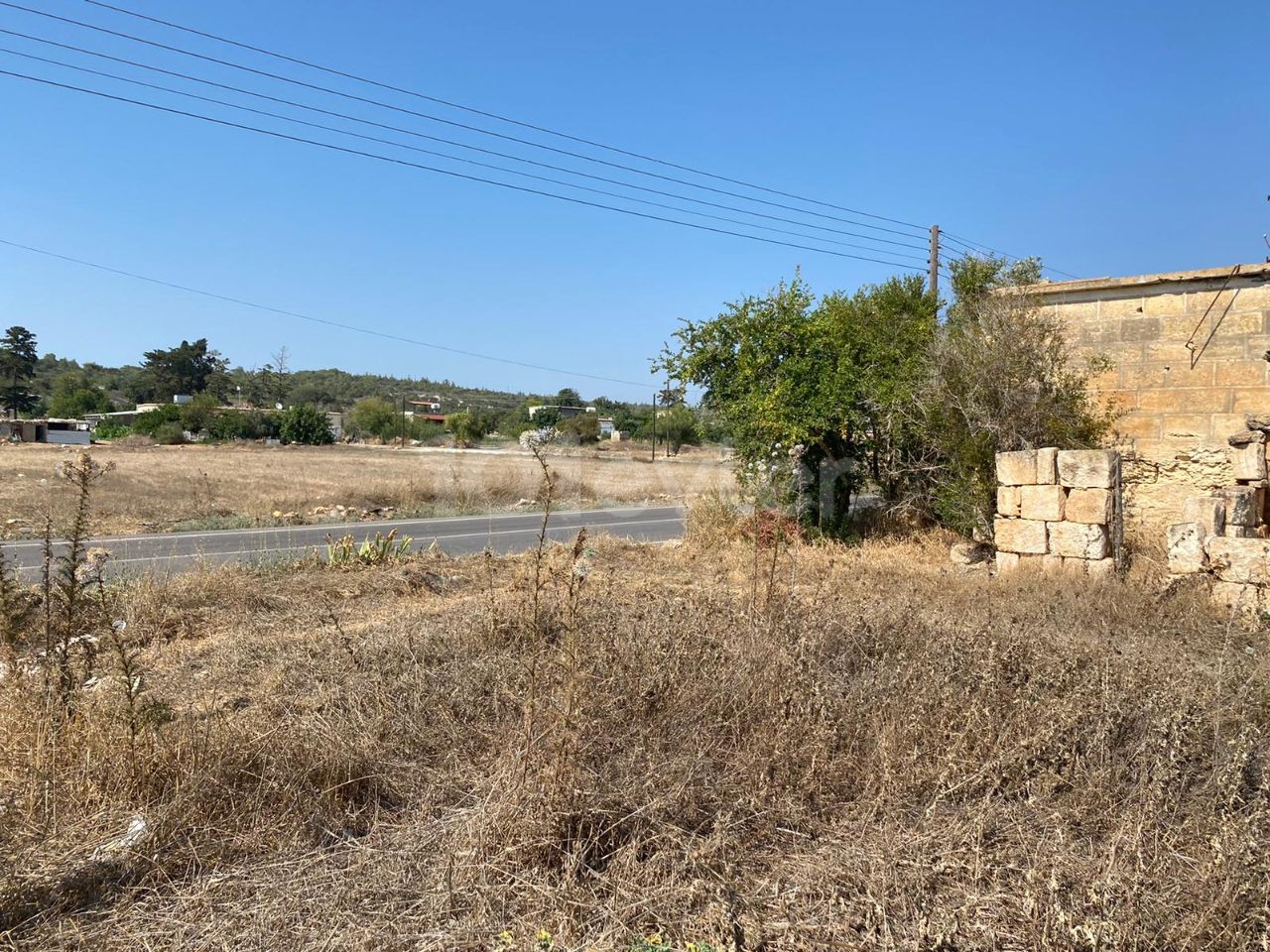 İskele Derince'de, içinde evi olan satılık arazi