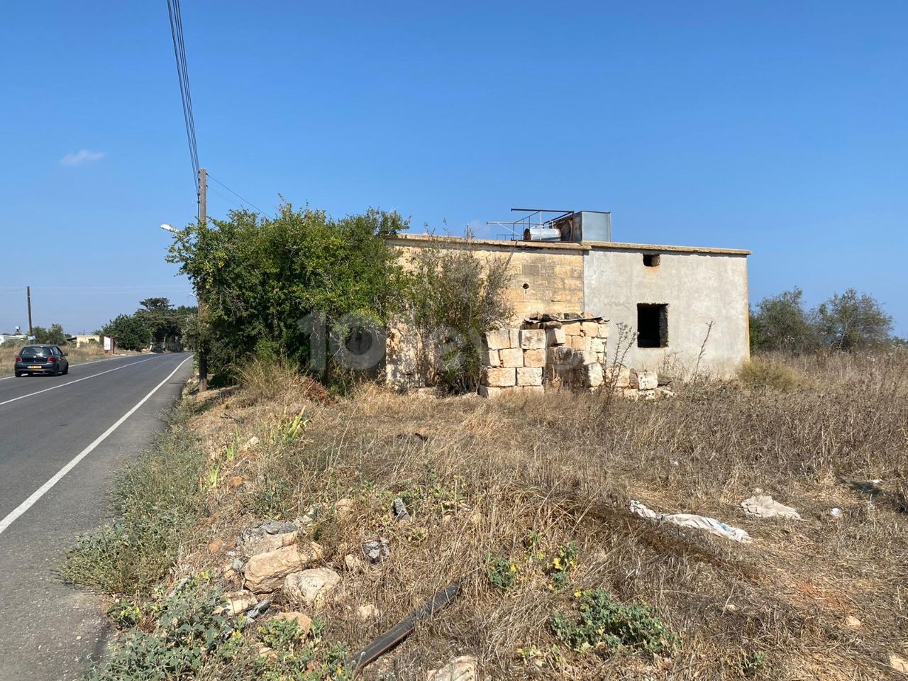 Land for sale with a house in Iskele Derince ** 