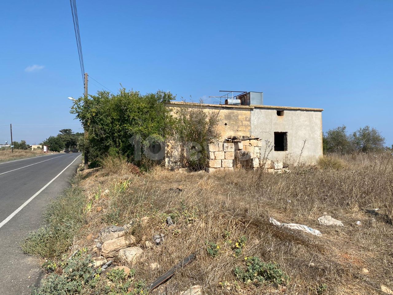 Land for sale with a house in Iskele Derince ** 