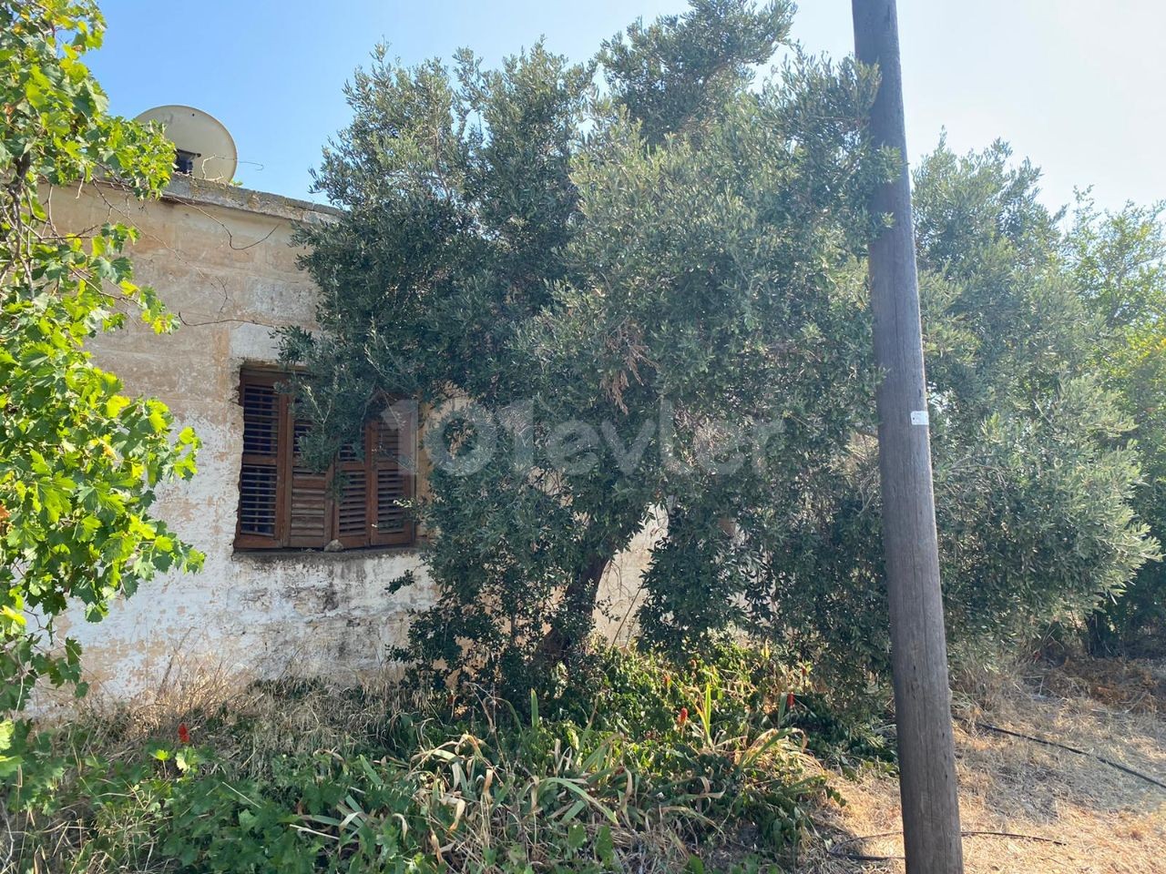 Land for sale with a house in Iskele Derince ** 