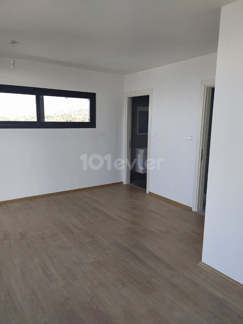 Girne'nin merkezinde, dağ ve deniz manzaralı satılık penthouse