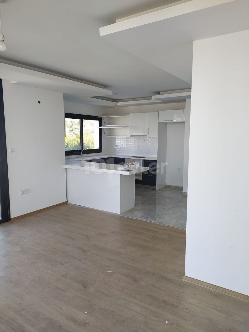 Penthouse zum Verkauf im Zentrum von Kyrenia mit Berg-und Meerblick ** 