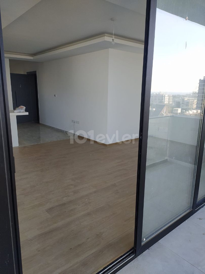 Girne'nin merkezinde, dağ ve deniz manzaralı satılık penthouse