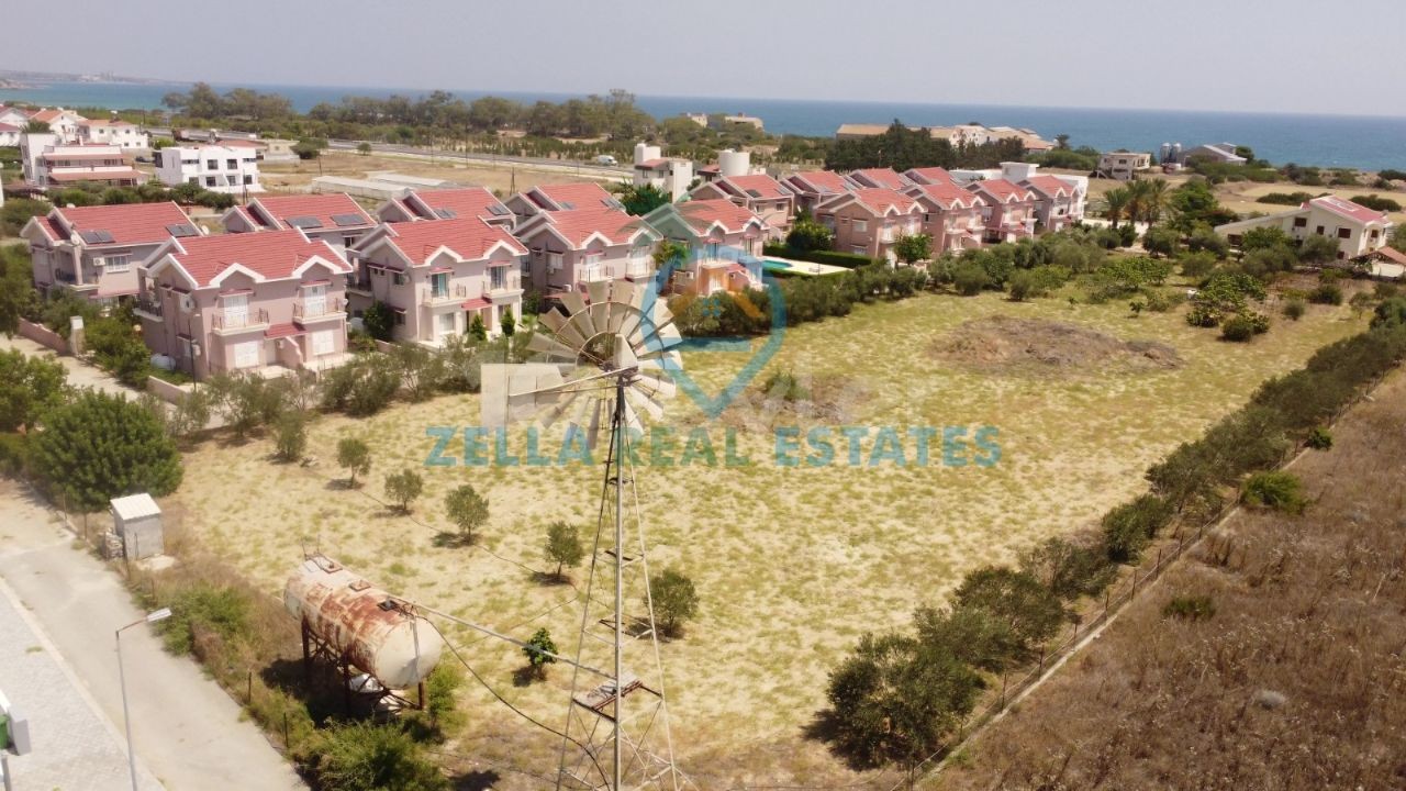 İskele Boğaz'da, içerisinde villa olan satılık 7 buçuk dönüm arazi