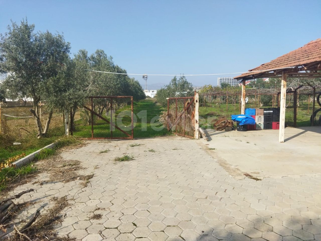 İskele Boğaz'da, içerisinde villa olan satılık 7 buçuk dönüm arazi