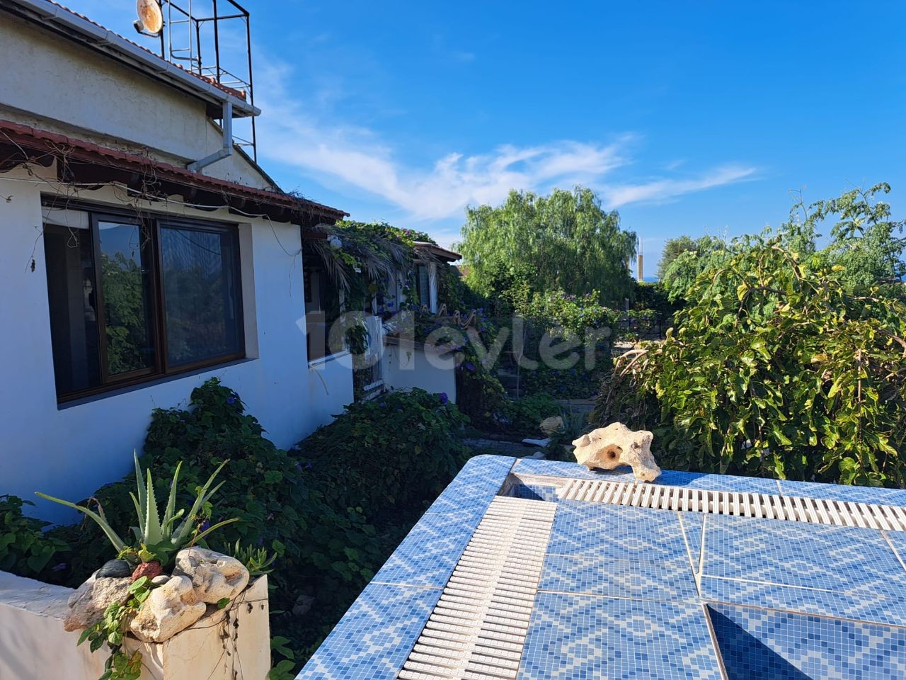 Villa zum Verkauf mit Berg - und Meerblick in Yenierenköy ** 