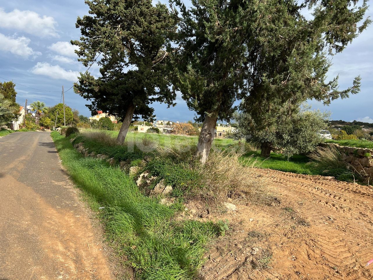 2 Hektar Land zu verkaufen im Dorf in Yeni Erenköy 