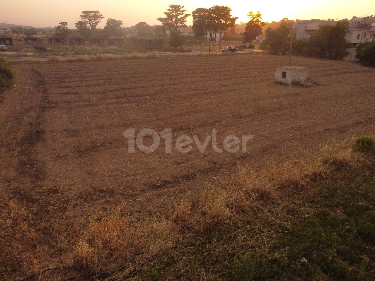 LAND FOR SALE IN DIPKARPAZ, WITH 2 DECORATIONS OF 3 HOUSES