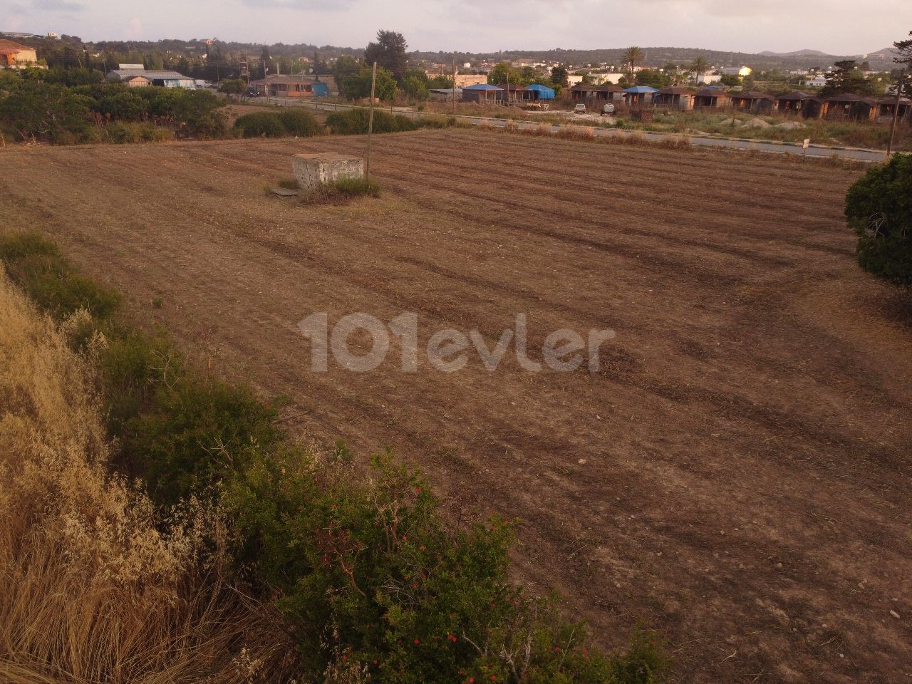 LAND FOR SALE IN DIPKARPAZ, WITH 2 DECORATIONS OF 3 HOUSES