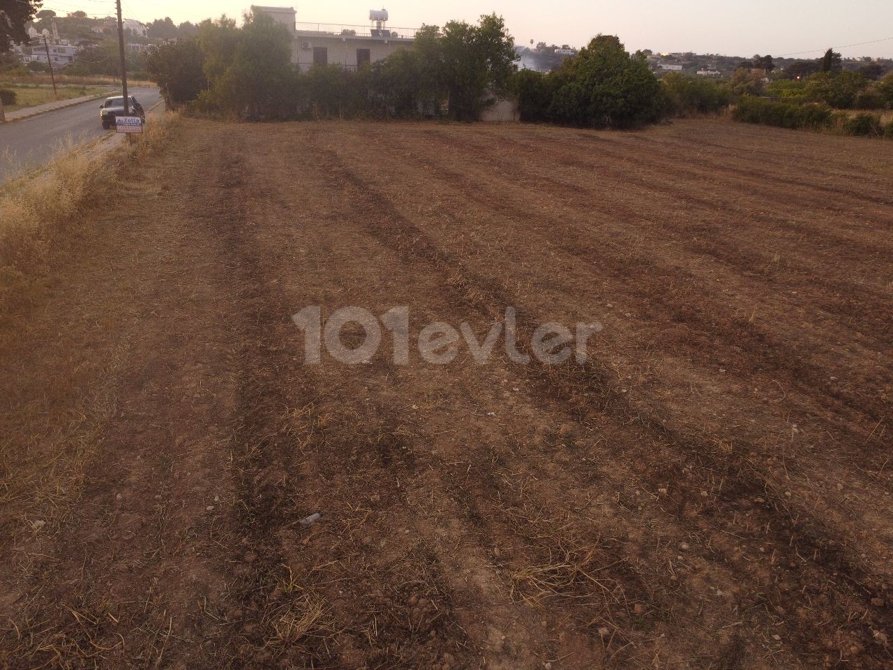 LAND FOR SALE IN DIPKARPAZ, WITH 2 DECORATIONS OF 3 HOUSES