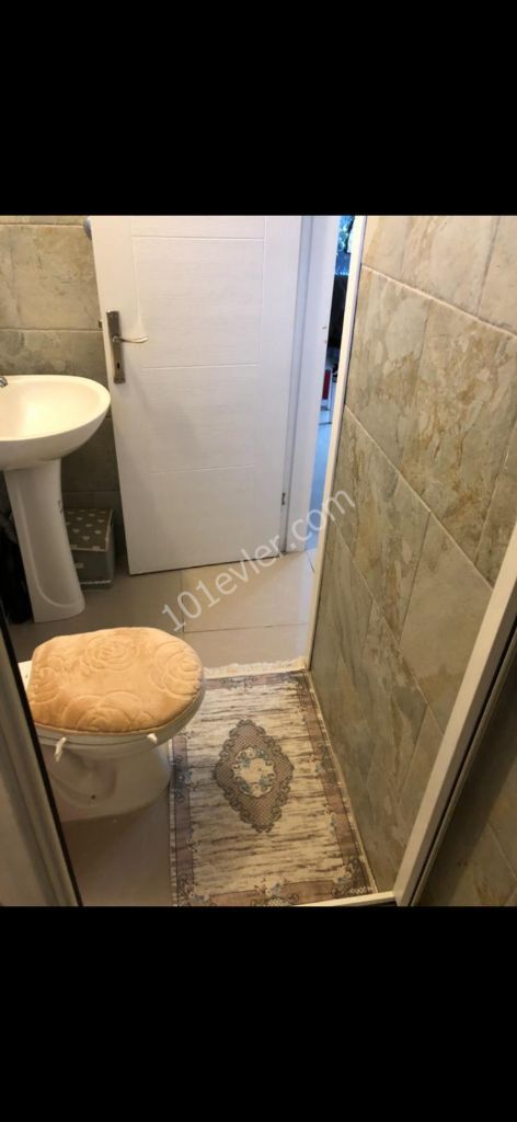 KYRENIA ZENTRUM 1 + 1 VOLL MÖBLIERTE WOHNUNG PREIS FIEL DRINGEND ** 