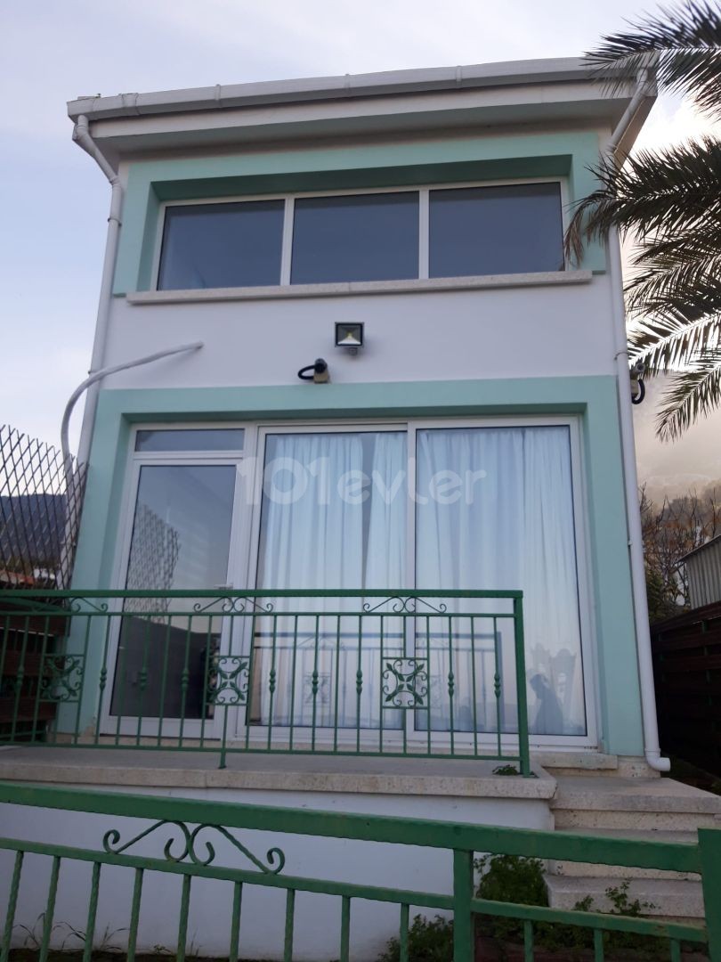 Girne Lapta'da  4+1 ikiz villa 1+1 yardımcı evi , özel havuz