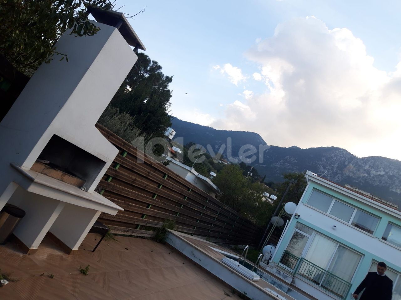 Girne Lapta'da  4+1 ikiz villa 1+1 yardımcı evi , özel havuz