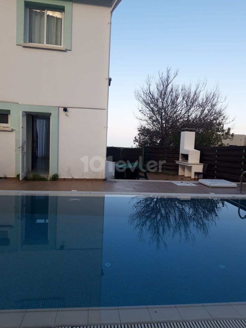 Girne Lapta'da  4+1 ikiz villa 1+1 yardımcı evi , özel havuz