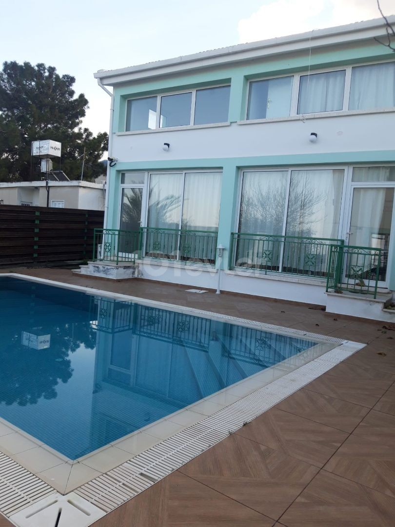 Girne Lapta'da  4+1 ikiz villa 1+1 yardımcı evi , özel havuz