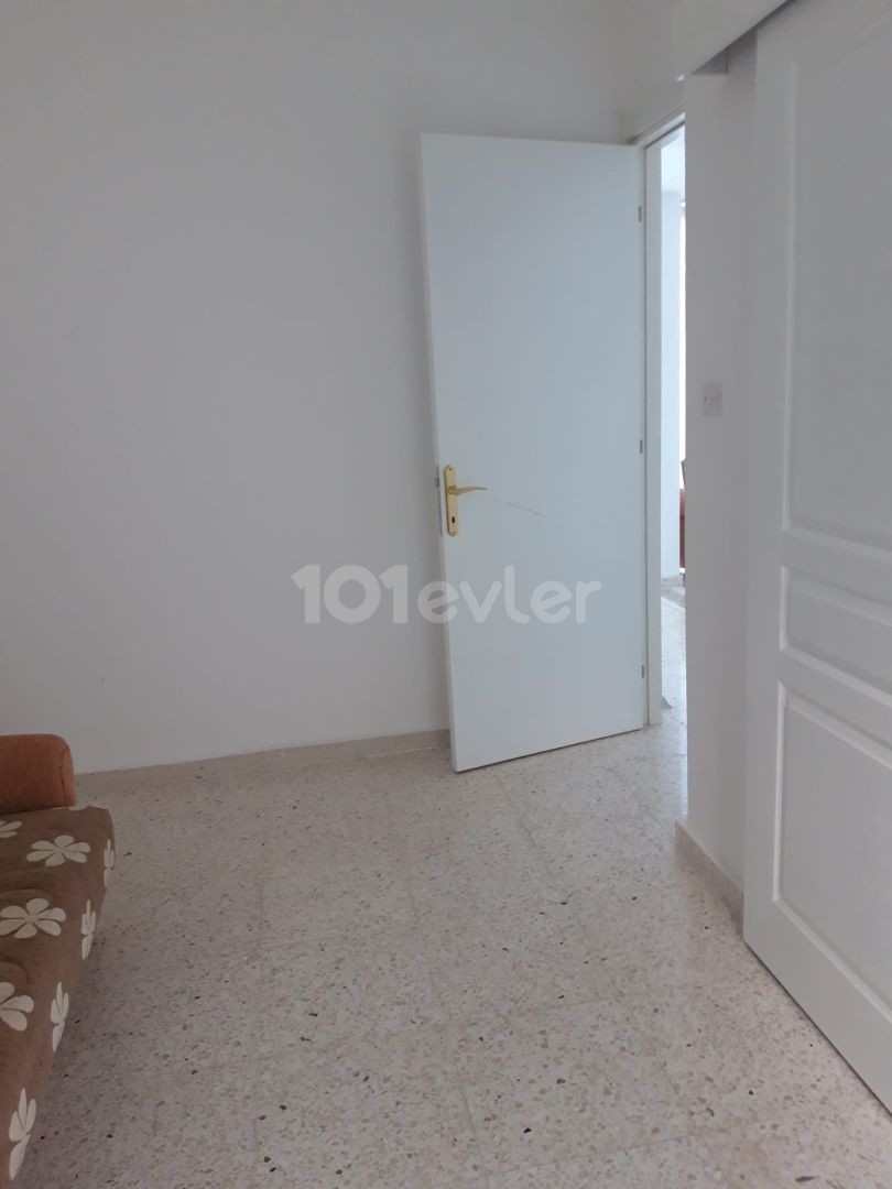 Girne Lapta'da  4+1 ikiz villa 1+1 yardımcı evi , özel havuz