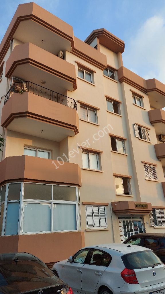 Benzersiz Fırsat!! Gülseren yolu üzerinde denizin yanında Döveç Apartmanında zemin kat. Mağusanın en güzel yerinde...