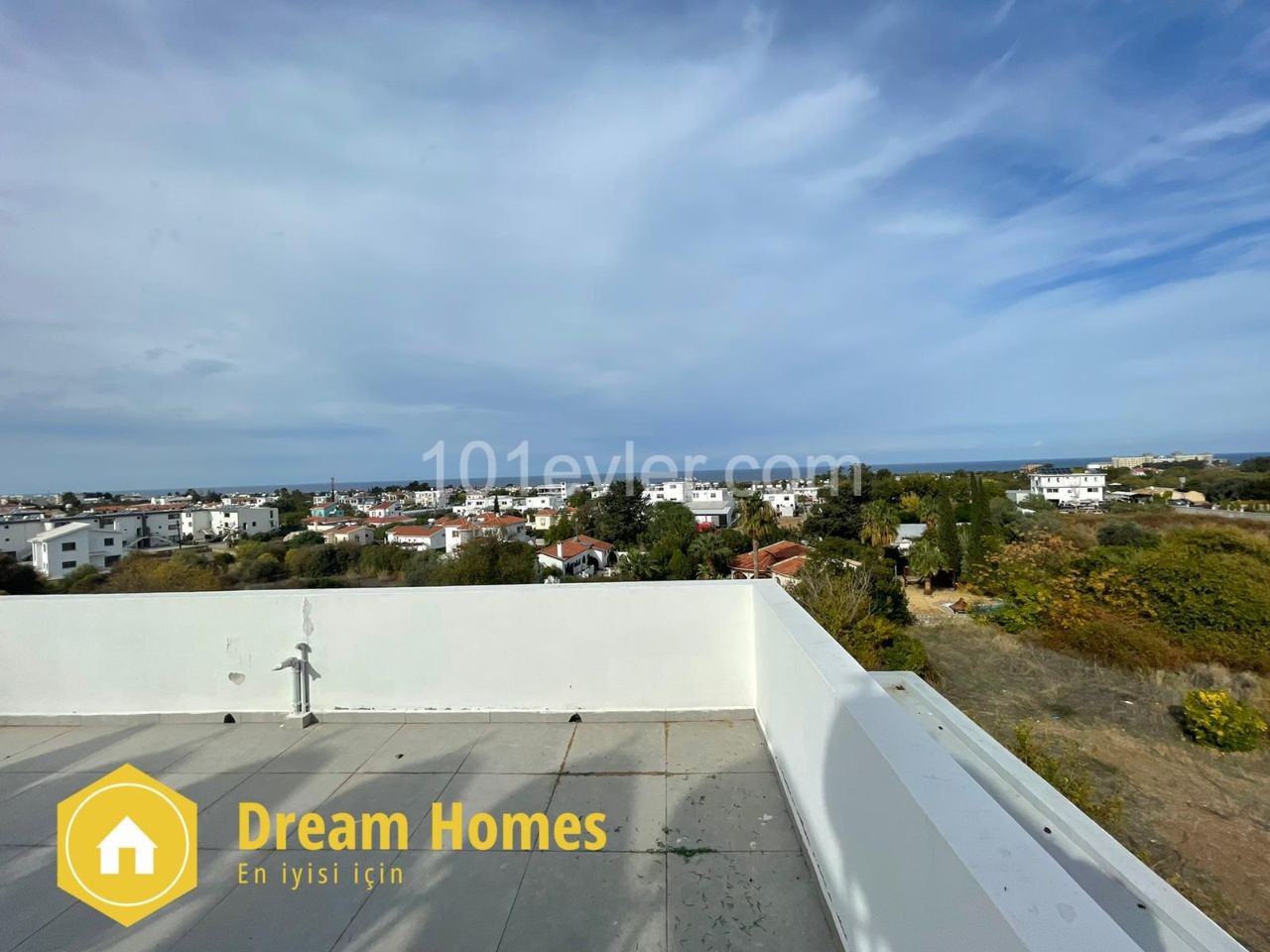 2+1 Flat for Sale in a Complex in Girne, Alsancak