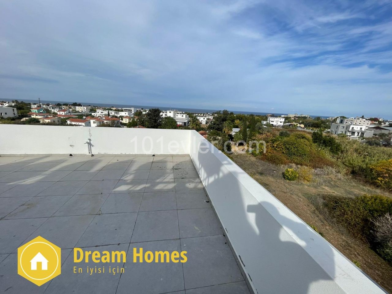 2+1 Flat for Sale in a Complex in Girne, Alsancak