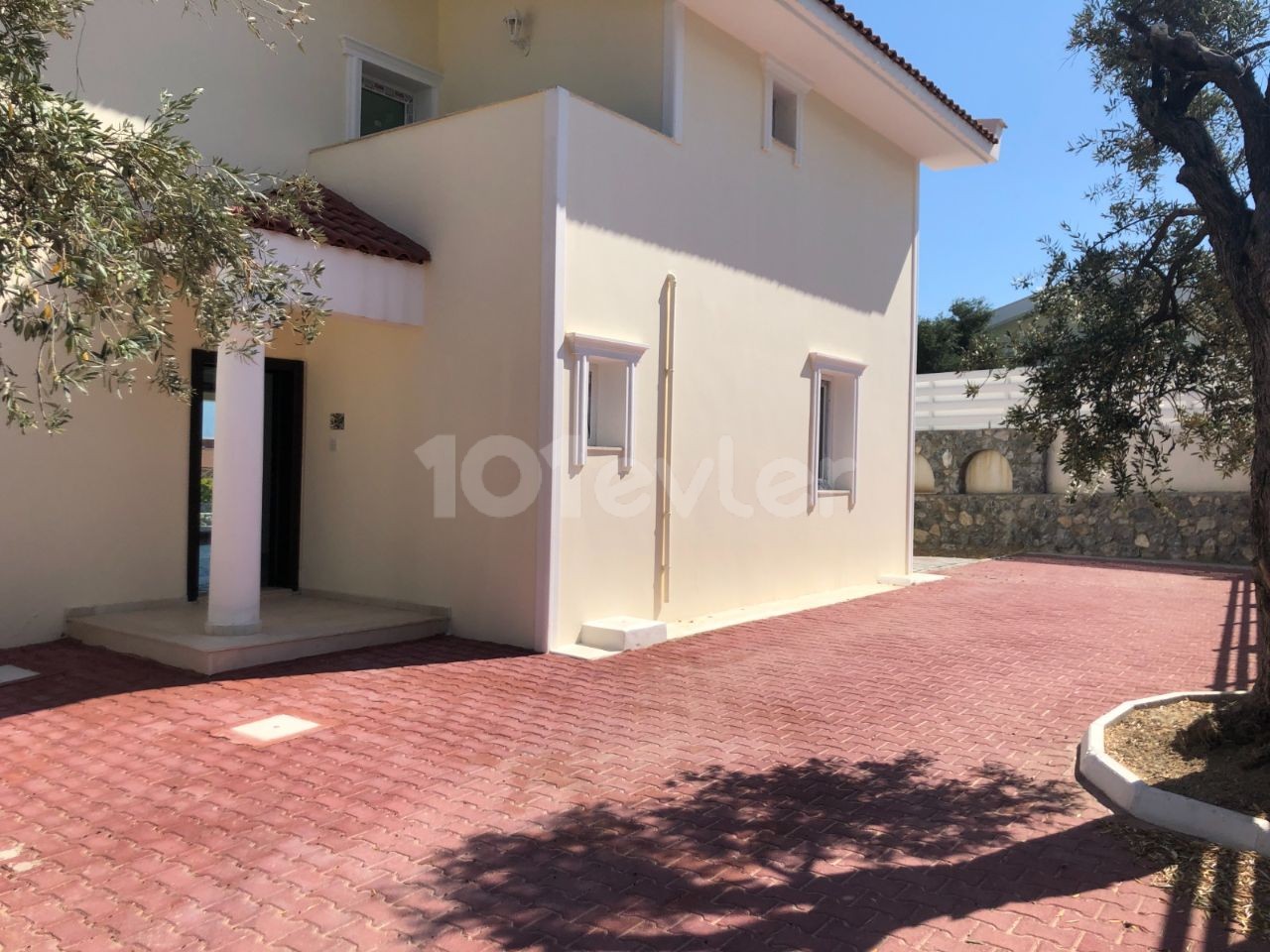 Kıbrıs Girne Alsancak'ta Satılık 3+1 Lüks Villa