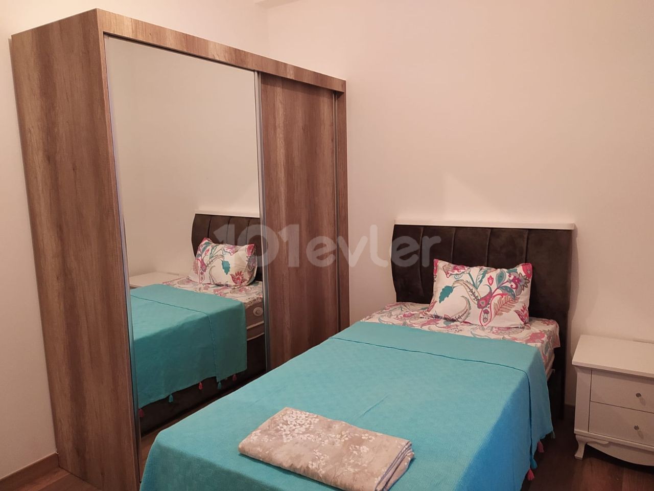 2 + 1 LUXUSWOHNUNG ZUR MIETE MIT EIGENER TERRASSE UND EIGENEM BAD MIT HERRLICHEM BERG-UND MEERBLICK IN KYRENIA OZANKÖY ** 