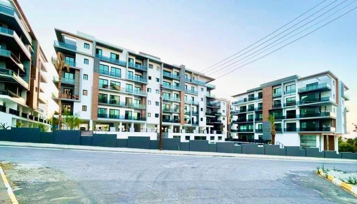 KIBRIS GİRNE MERKEZ'DE SİTE İÇİ 125 m2 EBEVEYN BANYOLU SATILIK 2+1 LÜKS DAİRE