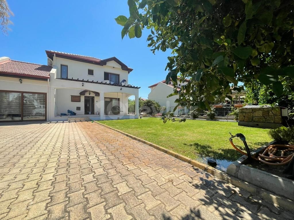 4 + 1 LUXURY VILLA FOR SALE WITH PRIVATE POOL ON 1000 M2 OF LAND, 100 METERS FROM THE SEA IN ALSANCAK, KYRENIA, CYPRUS ** 