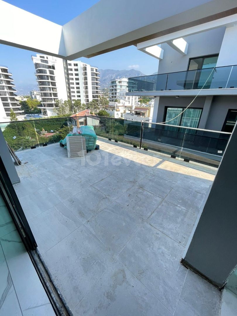 3 + 1 LUXUS-PENTHOUSE-WOHNUNG ZUM VERKAUF, SPEZIELL ENTWORFEN IN ZYPERN ZENTRUM MIT POOL IN KYRENIA ** 