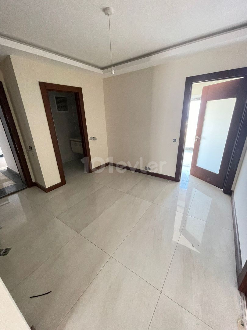 3+1 LUXUS-WOHNUNG ZUM VERKAUF IN ZYPERN KYRENIA ZENTRUM, VOR ORT, DIREKT AM MEER ** 