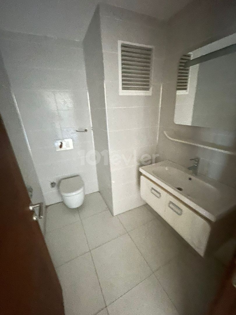 3+1 LUXUS-WOHNUNG ZUM VERKAUF IN ZYPERN KYRENIA ZENTRUM, VOR ORT, DIREKT AM MEER ** 