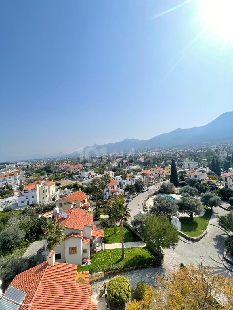 3+1 LUXUS-WOHNUNG ZUM VERKAUF MIT HERRLICHEM BERG-UND MEERBLICK, ÜBERDACHTER PARKPLATZ UND GEWERBEGENEHMIGUNG AUF ZYPERN KYRENIA BELLAPAIS STRAßE ** 